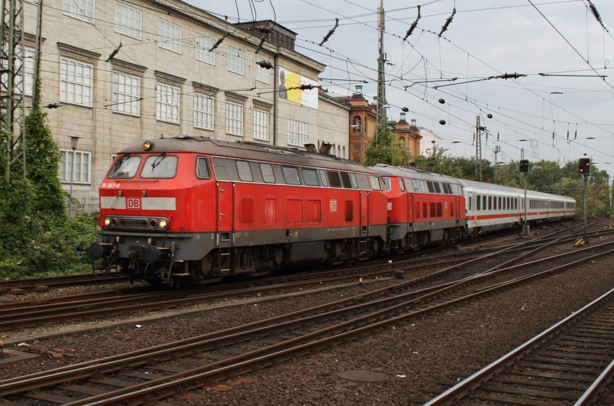 Hier 218 363-0 und 218 307-7 mit IC2171 von Westerland(Sylt) nach Stuttgart Hbf., bei der Einfahrt am 4.10.2013 in Hamburg Hbf. 