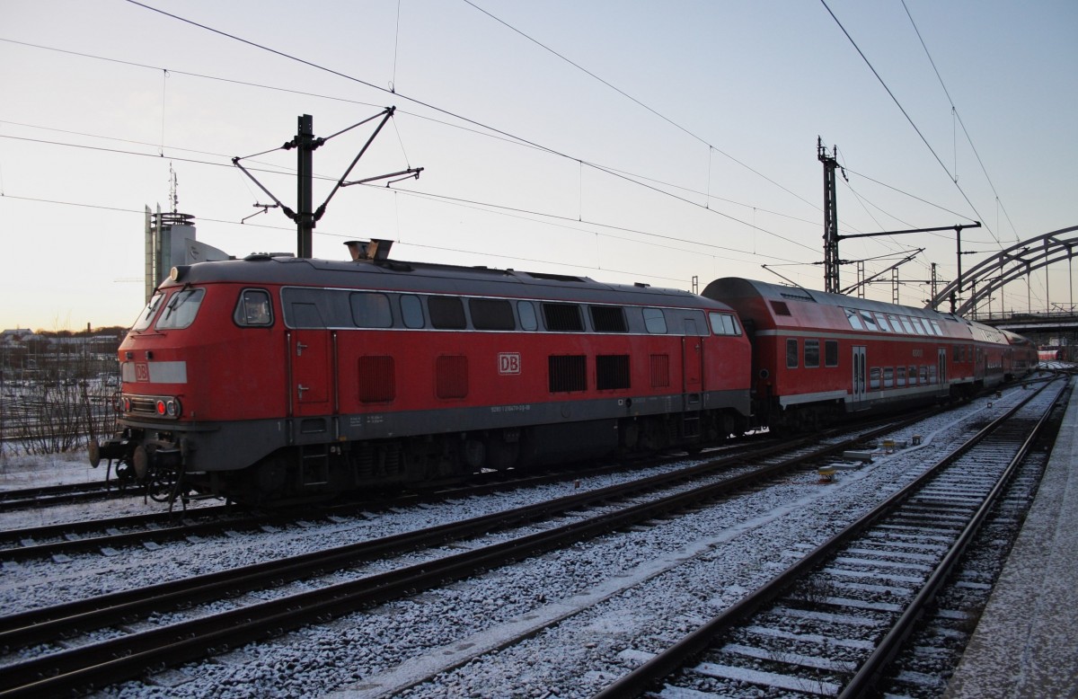 Hier 218 470-3 mit einem RE83 (RE21602) von Lübeck Hbf. nach Kiel Hbf., bei der Ausfahrt am 24.2.2016 aus Kiel Hbf. ins BW Kiel. 