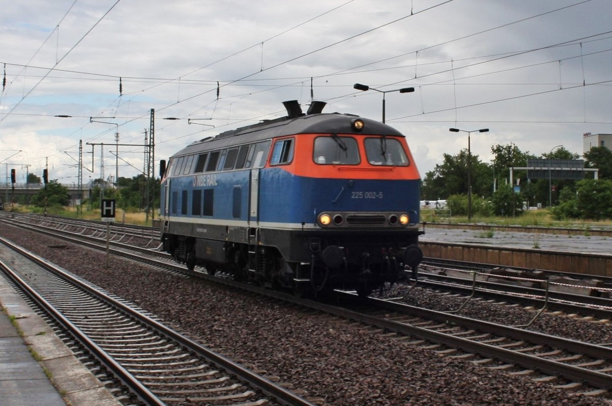 Hier 225 002-5 als Lz, bei der Durchfahrt am 14.6.2014 durch Berlin Schnefeld Flughafen, in Richtung Genshagener Heide.