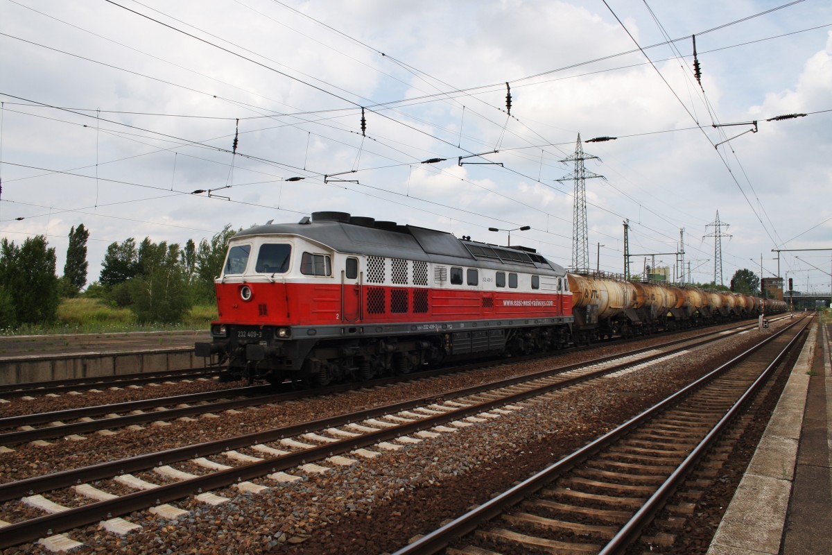 Hier 232 409-3 mit einem Kesselwagenzug, bei der Durchfahrt am 14.7.2014 durch Berlin Schönefeld Flughafen, in Richtung Genshagener Heide.