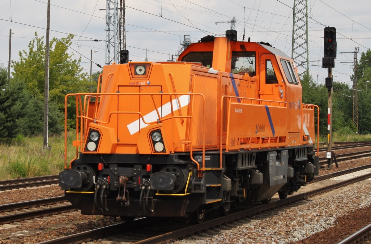 Hier 261 301-6 als Lz, bei der Durchfahrt am 28.6.2014 durch Berlin Schönefeld Flughafen, in Richtung Berlin Grünauer Kreuz.