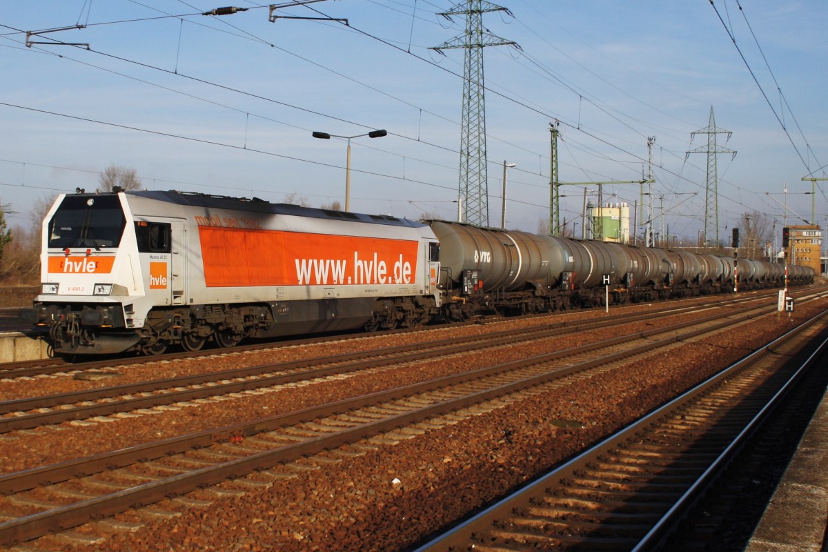 Hier 264 012-6 mit einem Kesselwagenzug, bei der Durchfahrt am 18.1.2014 durch Berlin Schnefeld Flughafen, in Richtung Genshagener Heide.