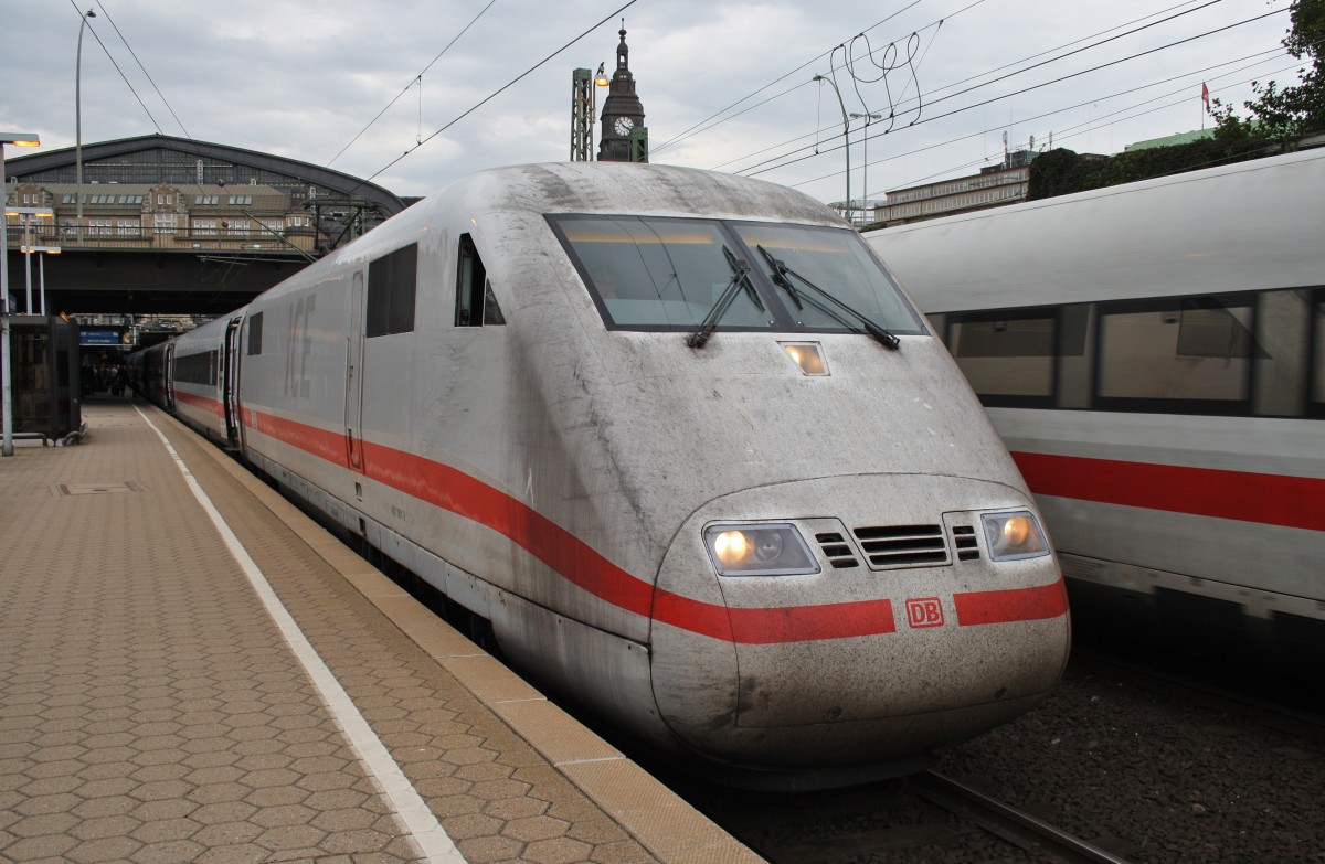 Hier 401 001-3  Gieen  als ICE880 von Mnchen Hbf. nach Hamburg-Altona, dieser Triebzug stand am 4.10.2013 in Hamburg Hbf. 