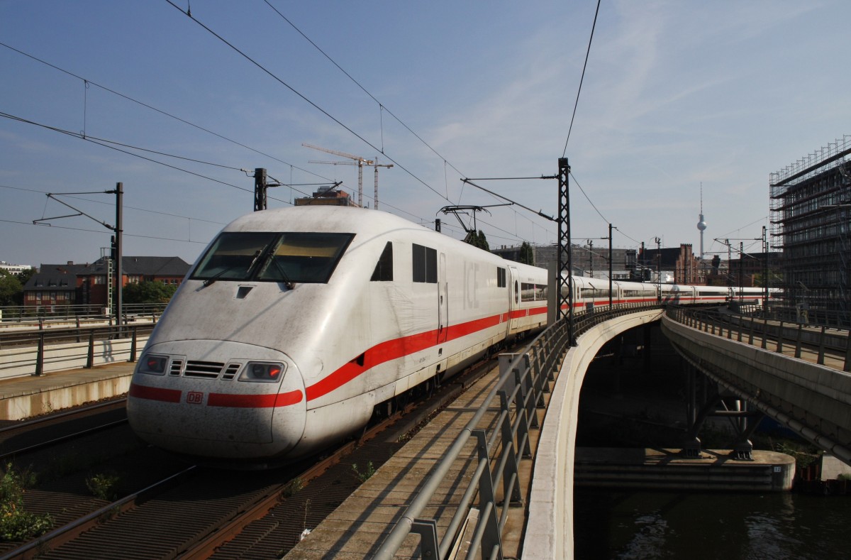 Hier 401 004-7  Mühldorf a. Inn  als ICE694 von Stuttgart Hbf. nach Berlin Ostbahnhof, bei der Ausfahrt am 6.9.2014 aus Berlin Hbf.