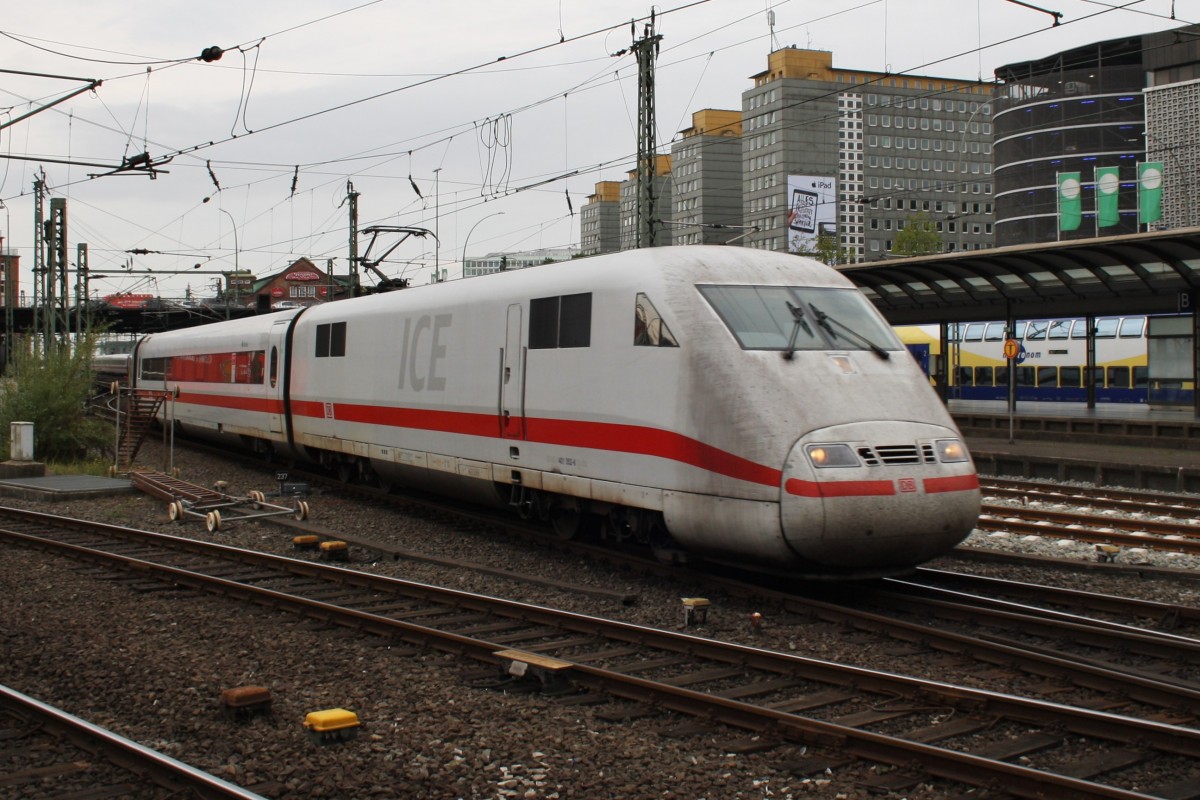 Hier 401 052-6  Hanau  als ICE882 von Mnchen Hbf. nach Hamburg-Altona, bei der Einfahrt am 4.10.2013 in Hamburg Hbf. 