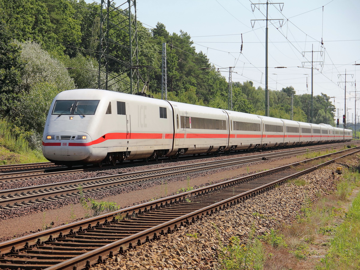 Hier 401 055-9  Rosenheim  aus Richtung Berlin Ostbahnhof passiert am 22. Juli 201 Diedersdorf auf dem  südlichen Berliner Außenring.
