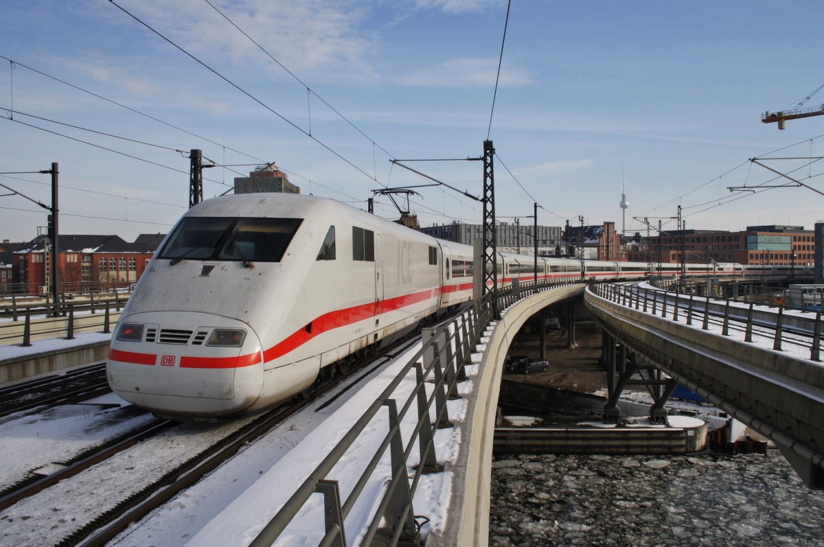Hier 401 059-1  Bad Oldesloe  als ICE694 von Stuttgart Hbf. nach Berlin Ostbahnhof, bei der Ausfahrt am 1.2.2014 aus Berlin Hbf.