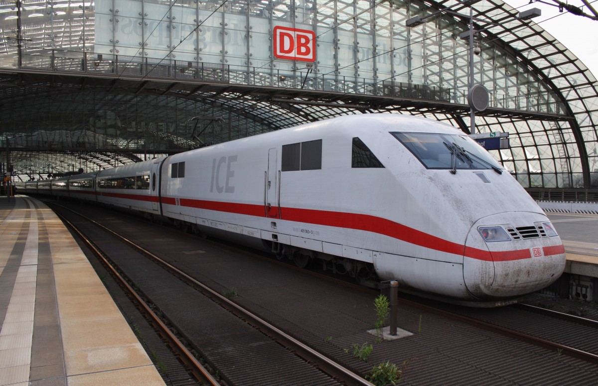 Hier 401 063-3 als ICE1093  Sprinter  von Berlin Ostbahnhof nach Stuttgart Hbf., dieser Triebzug stand am 27.6.2014 in Berlin Hbf.