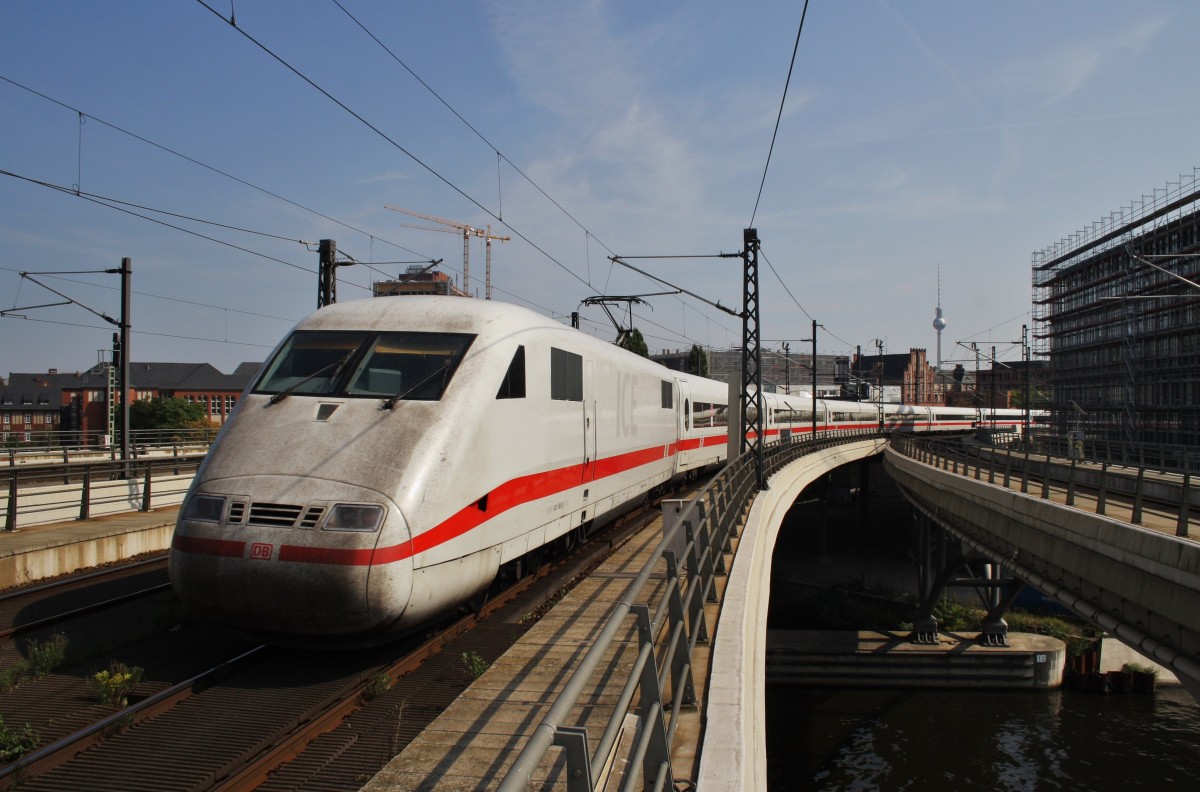 Hier 401 065-8 als Leerzug von Berlin Grunewald nach Berlin Ostbahnhof, bei der Durchfahrt am 6.9.2014 durch Berlin Hbf., in Richtung Berlin Alexanderplatz.