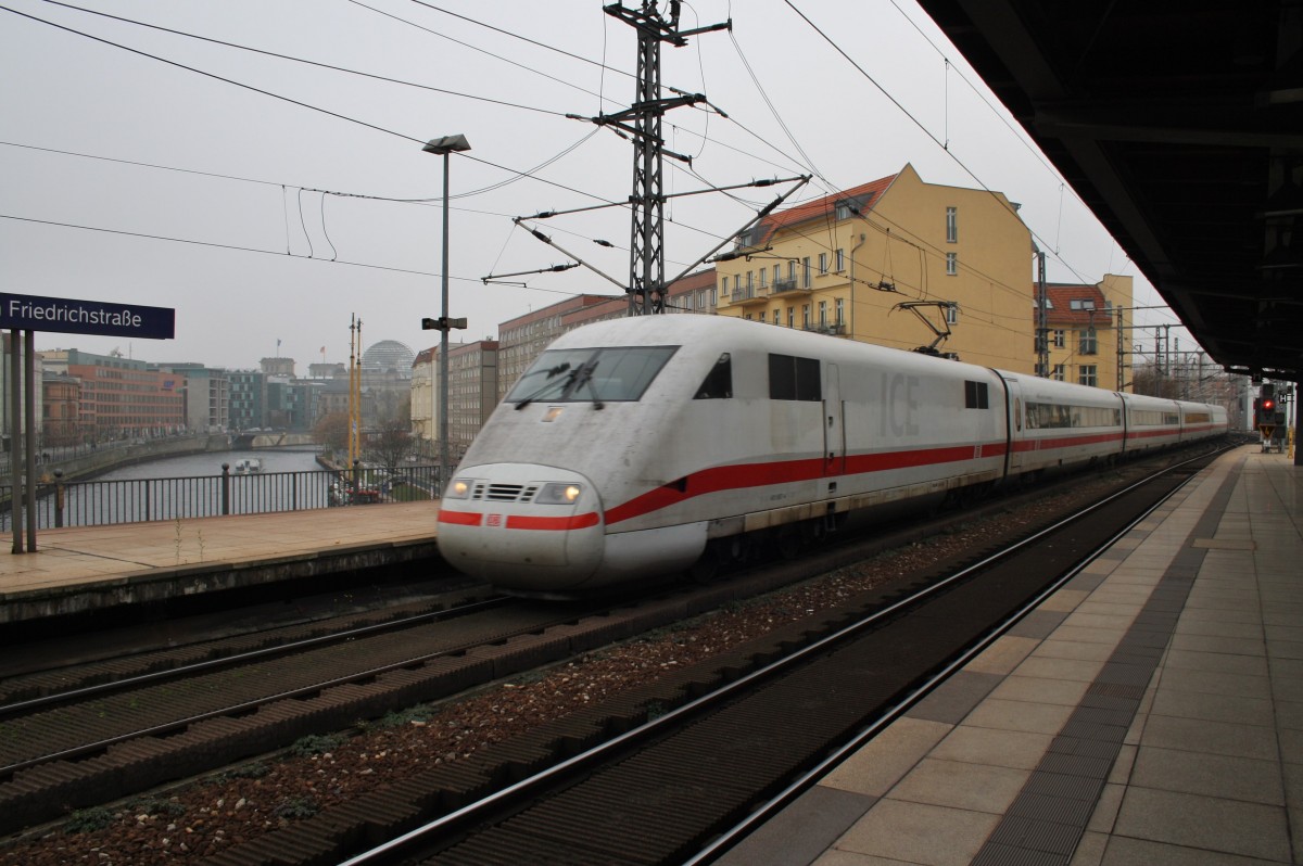 Hier 401 067-4  Garmisch-Partenkirchen  als ICE874 von Karlsruhe Hbf. nach Berlin Ostbahnhof, bei der Durchfahrt am 16.11.2013 durch Berlin Friedrichstrae, in Richtung Berlin Alexanderplatz.