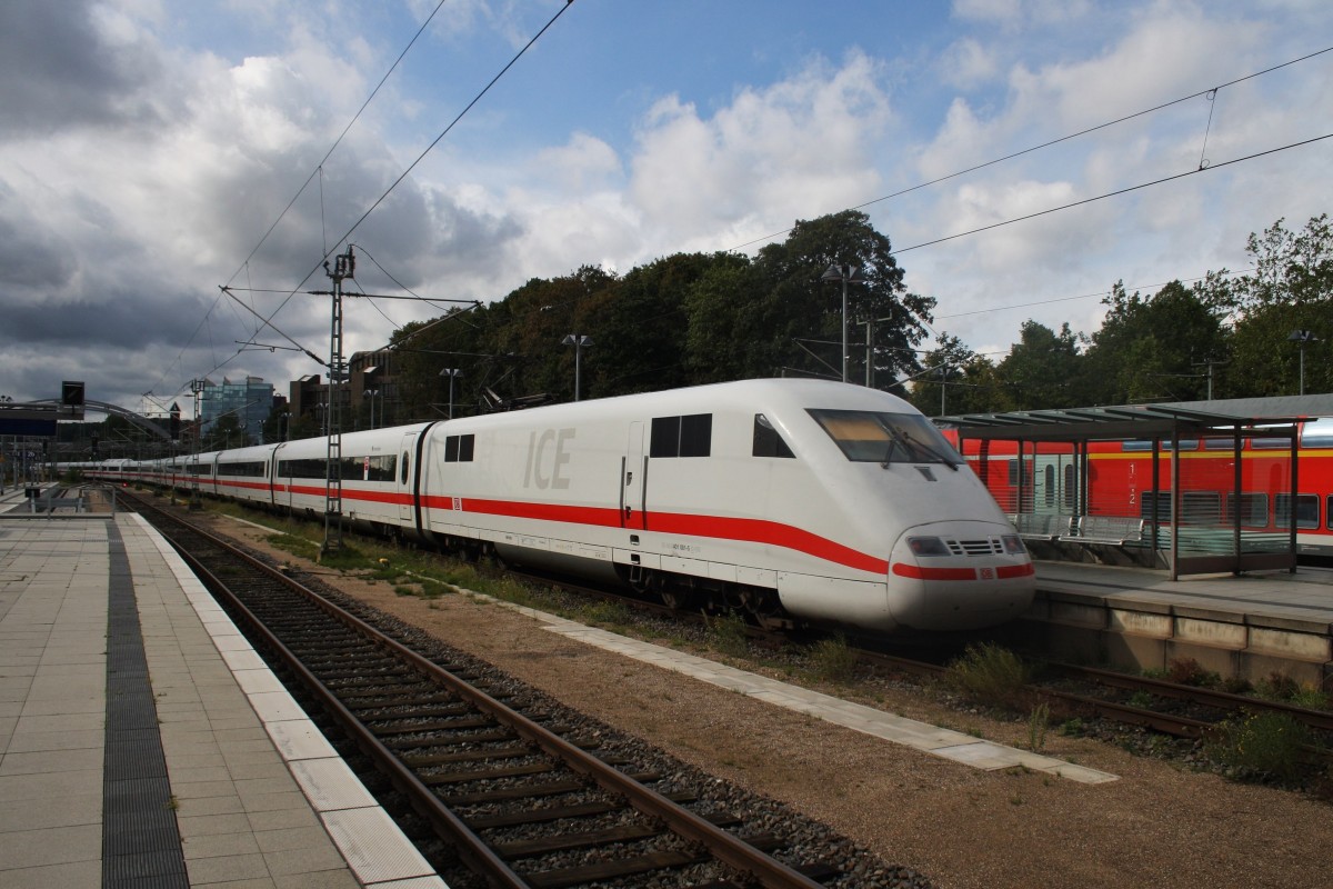 Hier 401 081-5  Interlaken  als ICE77 von Kiel Hbf. nach Zürich HB, bei der Ausfahrt am 15.9.2015 aus Kiel Hbf.