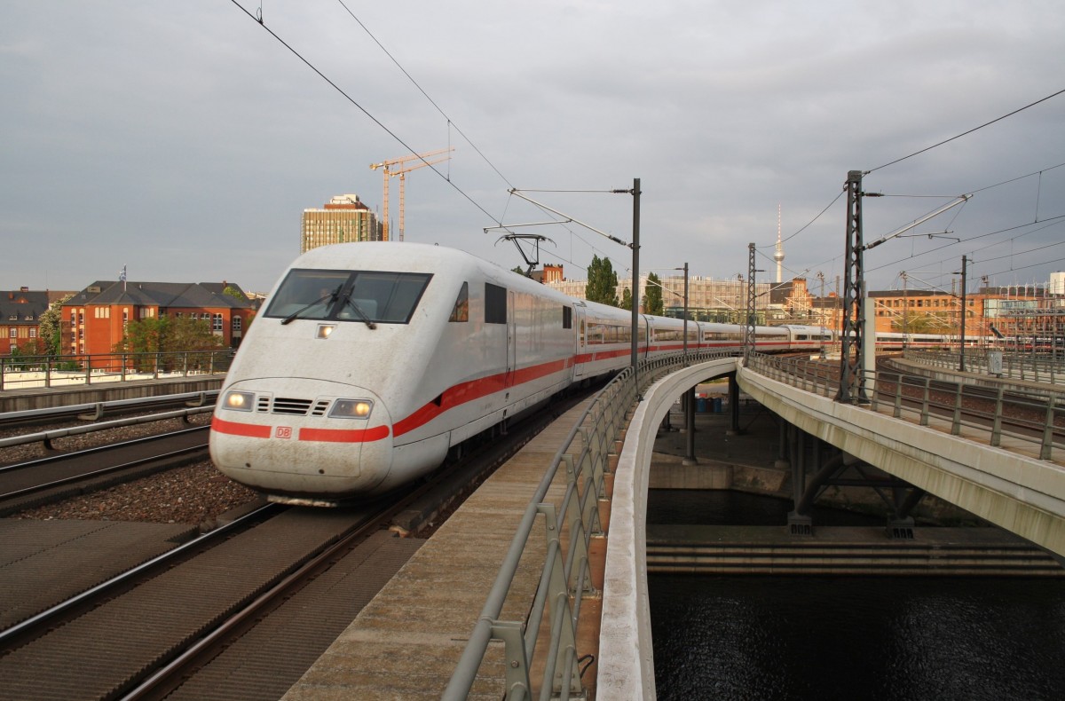 Hier 401 516-0  Pforzheim  als 	ICE697 von Berlin Ostbahnhof nach Kassel-Wilhelmshöhe, bei der Einfahrt am 1.5.2014 in Berlin Hbf. 