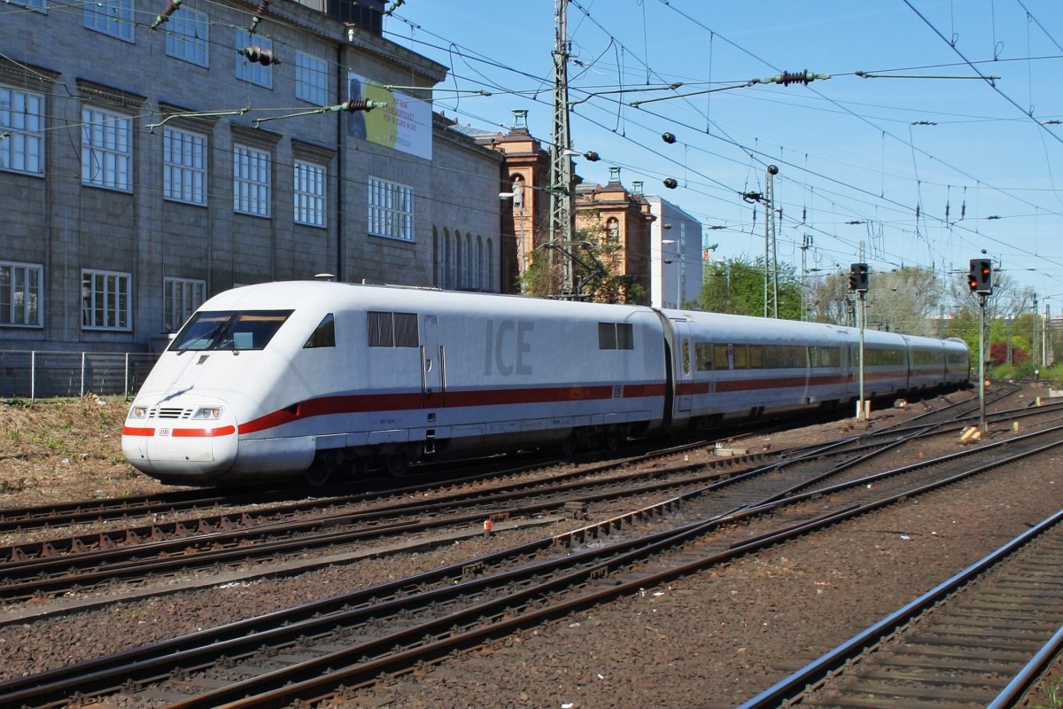 Hier 401 518-6 als ICE577 von Hamburg-Altona nach Stuttgart Hbf., bei der Einfahrt am 16.4.2014 in Hamburg Hbf. 