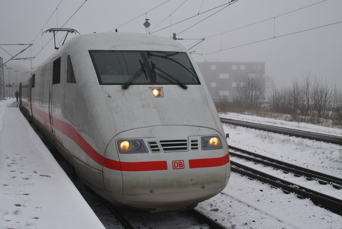 Hier 401 578-0  Bremerhaven  als ICE77 von Kiel Hbf. nach Zürich HB, dieser Triebzug stand am 23.1.2016 in Kiel Hbf.