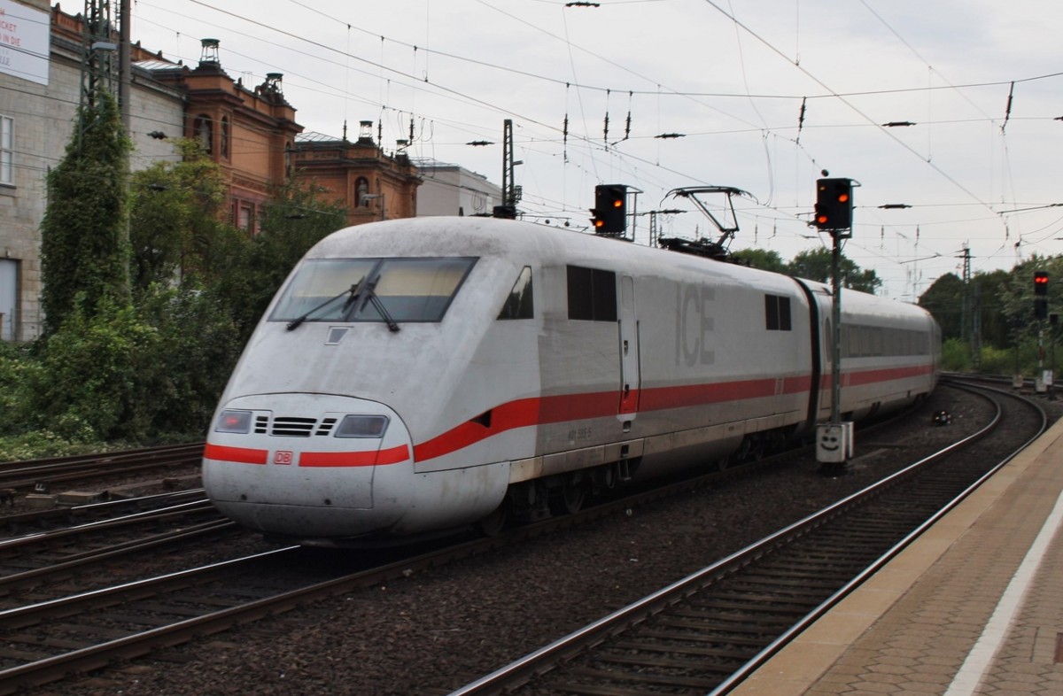 Hier 401 585-5  Freilassing  als ICE76 von Zrich HB nach Hamburg-Altona, bei der Ausfahrt am 4.10.2013 aus Hamburg Hbf.