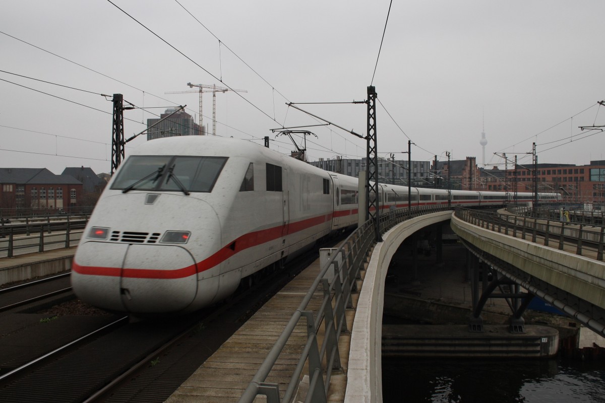 Hier 402 009-5 als ICE849 von Köln/Bonn Flughafen nach Berlin Ostbahnhof, bei der Ausfahrt am 28.3.2014 aus Berlin Hbf. 