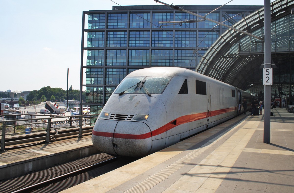 Hier 402 009-5  Riesa  als ICE857 von Kln Hbf. nach Berlin Ostbahnhof mit 808 010-3  Fontanestadt Neuruppin  als ICE847 von Kln Hbf. nach Berlin Ostbahnhof, diese ICE-Doppeltraktion stand am 27.7.2013 in Berlin Hbf.