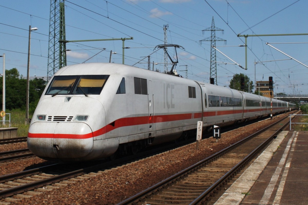 Hier 402 011-1  Uelzen  als Leerzug von Berlin Hbf.(tief) nach Berlin Rummelsburg mit 402 019-4  Hagen  als Leerzug von Berlin Hbf.(tief) nach Berlin Rummelsburg, bei der Durchfahrt am 6.7.2013 durch Berlin Schnefeld Flughafen, in Richtung Berlin Grnauer Kreuz. 