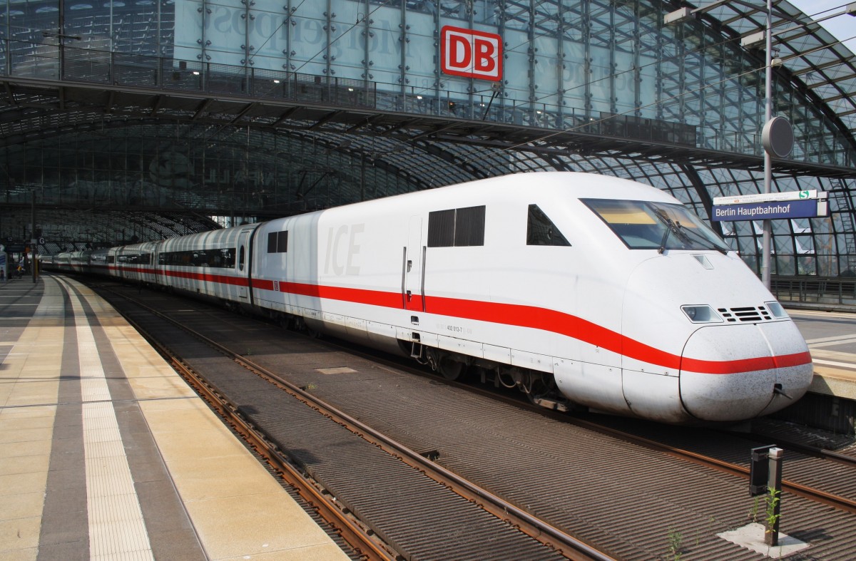 Hier 402 013-7  Nauen  als ICE556 von Berlin Ostbahnhof nach Koblenz Hbf. mit 808 019-4  Hagen  als ICE546 von Berlin Ostbahnhof nach Kln/Bonn Flughafen, dieser ICE-Verband stand am 26.7.2013 in Berlin Hbf.
