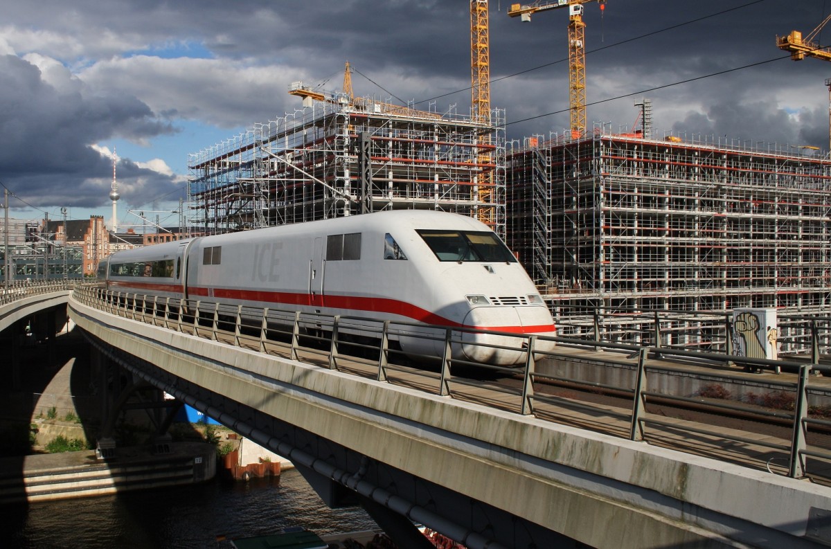 Hier 402 014-5  Hamm(Westf)  als ICE941 von Dortmund Hbf. nach Berlin Ostbahnhof mit 402 028-5  Altenburg  als ICE951 von Köln Hbf. nach Berlin Ostbahnhof, bei der Ausfahrt am 14.6.2014 aus Berlin Hbf.