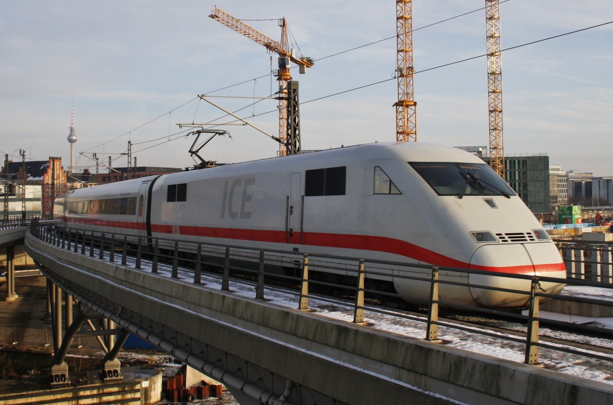 Hier 402 021-0  Lübbenau/Spreewald  als ICE547 von Düsseldorf Hbf. nach Berlin Ostbahnhof mit 402 036-8  Jüterbog  als ICE557 von Köln Hbf. nach Berlin Ostbahnhof, bei der Ausfahrt am 1.2.2014 aus Berlin Hbf. 