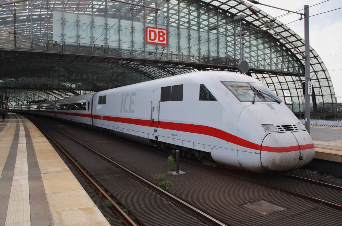 Hier 402 023-6  Schwerin  als ICE854 von Berlin Ostbahnhof nach Köln Hbf. mit 808 025-1  Oldenburg(Oldb)  als ICE844 von Berlin Ostbahnhof nach Köln Hbf., diese ICE-Doppeltraktion stand am 27.6.2014 in Berlin Hbf.