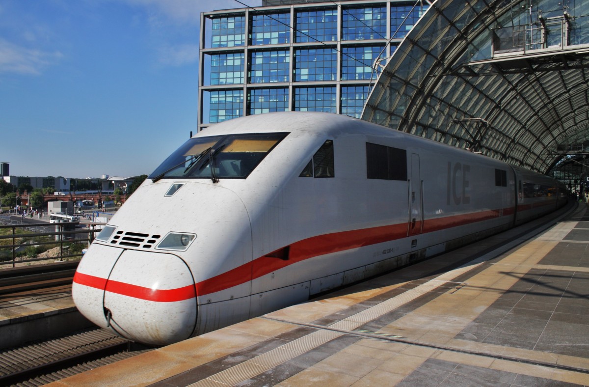 Hier 402 030-1  Delitsch  als ICE841 von Hannover Hbf. nach Berlin Ostbahnhof, bei der Ausfahrt am 17.8.2013 aus Berlin Hbf.