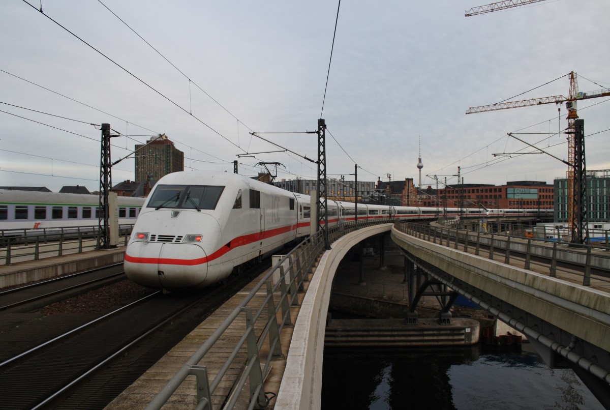 Hier 402 031-9  Brandenburg an der Havel  als ICE547 von Düsseldorf Hbf. nach Berlin Ostbahnhof mit 402 041-8  Bad Hersfeld  als ICE557 von Köln Hbf. nach Berlin Ostbahnhof, bei der Ausfahrt am 4.1.2014 aus Berlin Hbf. 