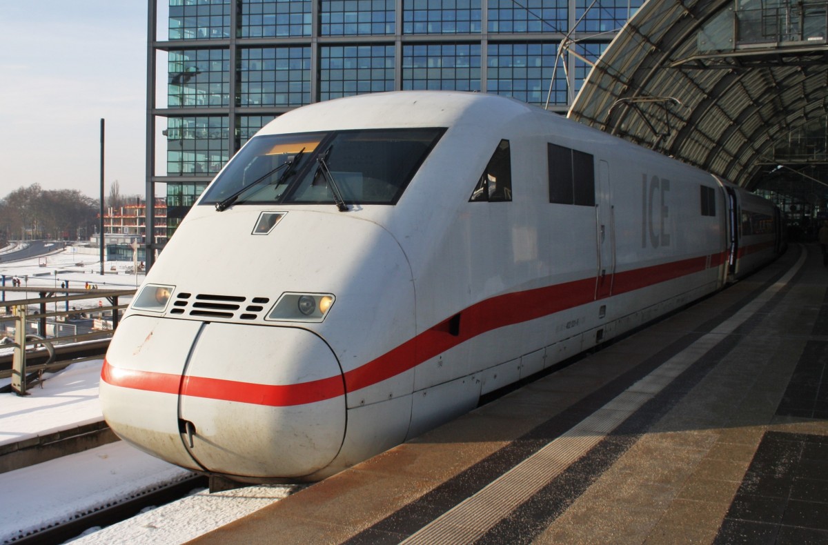 Hier 402 031-9  Brandenburg an der Havel  als ICE853 von Köln Hbf. nach Berlin Ostbahnhof mit 808 028-5  Altenburg  als ICE843 von Köln Hbf. nach Berlin Ostbahnhof, diese ICE-Doppeltraktion stand am 1.2.2014 in Berlin Hbf. 