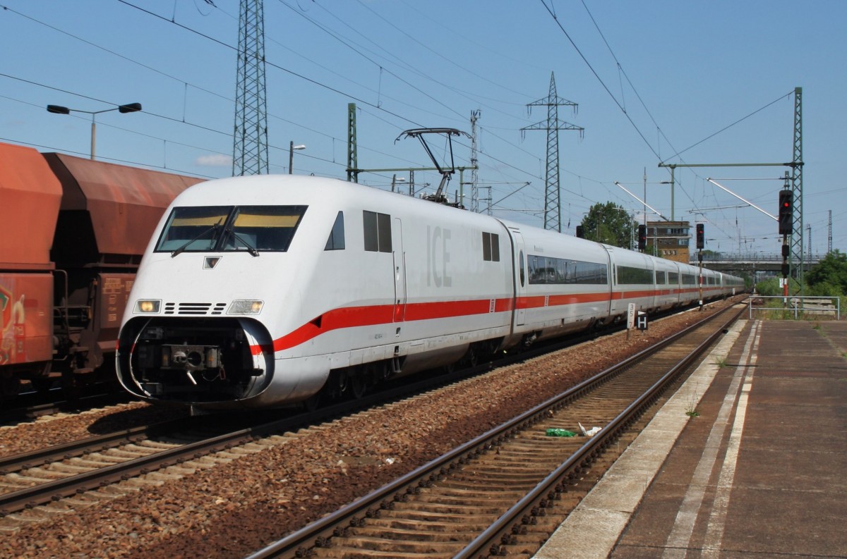 Hier 402 043-4  Bautzen/Budyin  als Leerzug von Berlin Rummelsburg nach Berlin Hbf.(tief) mit 402 035-0  Grlitz  als Leerzug von Berlin Rummelsburg nach Berlin Hbf.(tief), bei der Durchfahrt am 6.7.2103 durch Berlin Schnefeld Flughafen, in Richtung Genshagener Heide.