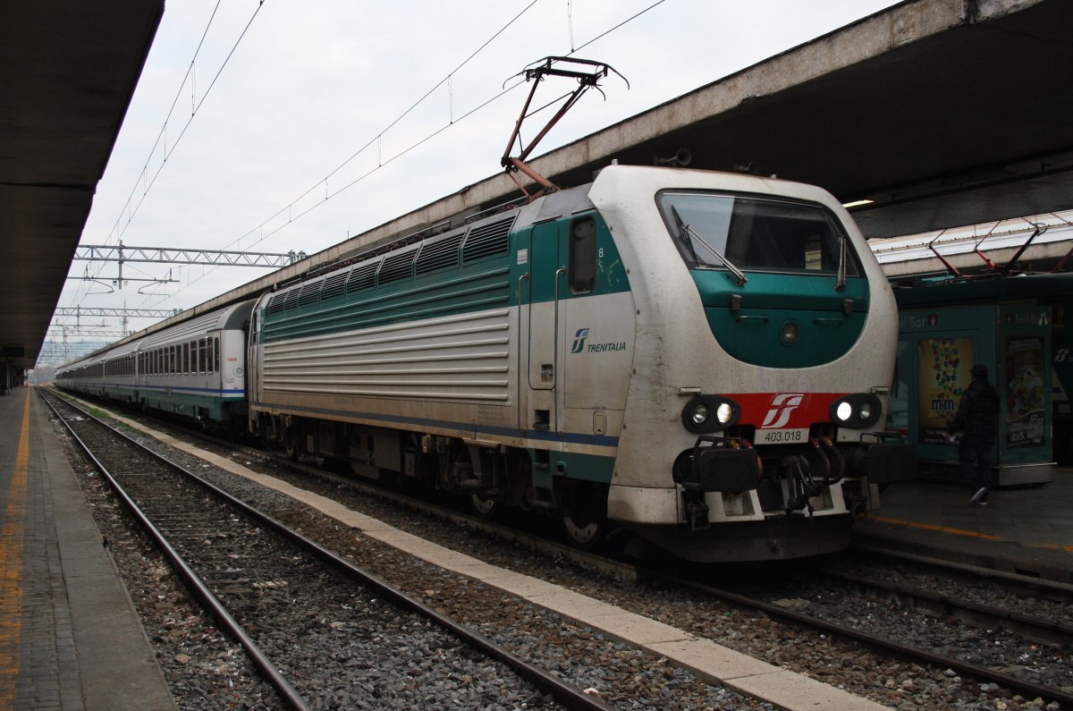 Hier 403.018 und im Hintergrund IC561 von Roma Termini nach Reggio di Calabria Centrale, dieser Zug stand am 24.12.2014 in Roma Termini.