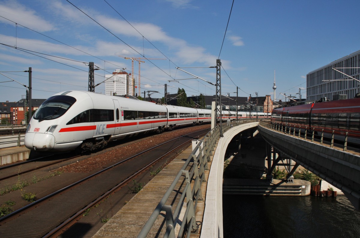 Hier 411 002-9  Neubrandenburg  und 441 074-8  Hansestadt Warburg  als ICE1546 von Berlin Ostbahnhof nach Köln Hbf., bei der Einfahrt am 1.8.2015 in Berlin Hbf.