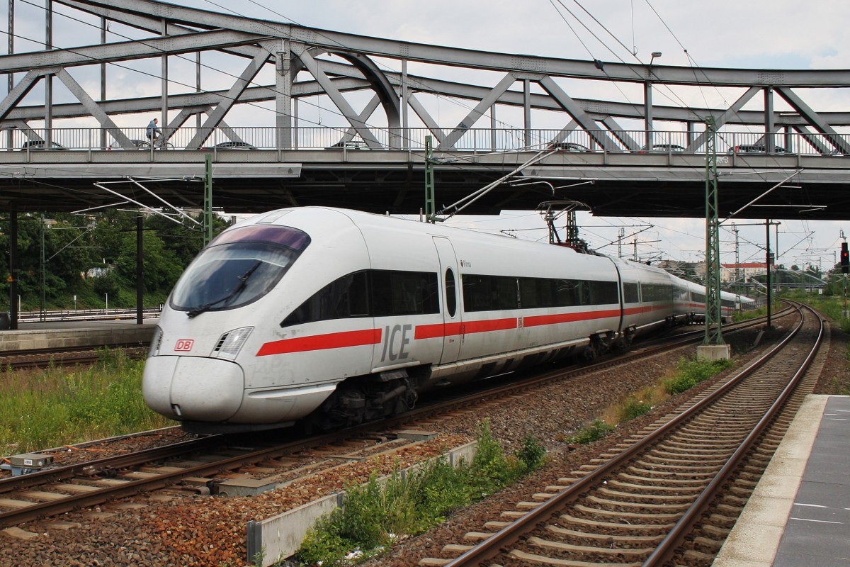 Hier 411 007-8  Pirna  und 4011 090-4  Wien  als ICE1511 von Berlin Gesundbrunnen nach München Hbf., bei der Einfahrt am 27.6.2014 in Berlin Gesundbrunnen. 
