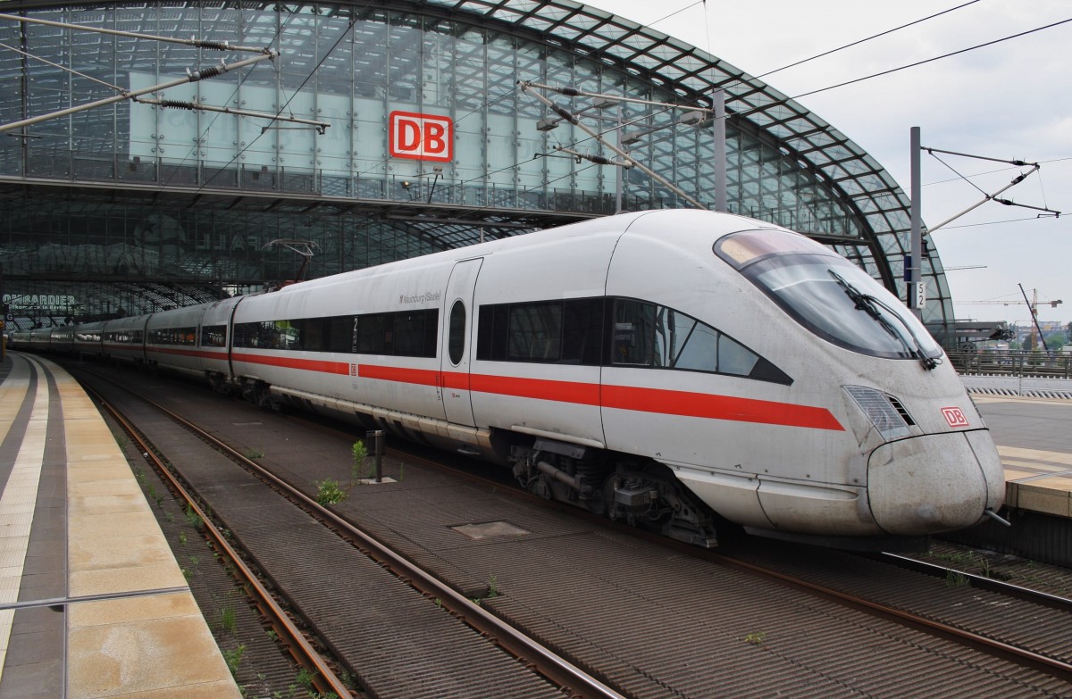 Hier 411 010-2  Naumburg(Saale)  als ICE652 von Berlin Ostbahnhof nach Bonn Hbf. mit 411 080-5  Darmstadt  als ICE642 von Berlin Ostbahnhof nach Köln/Bonn Flughafen, diese ICE-Doppeltraktion stand am 28.6.2014 in Berlin Hbf. 