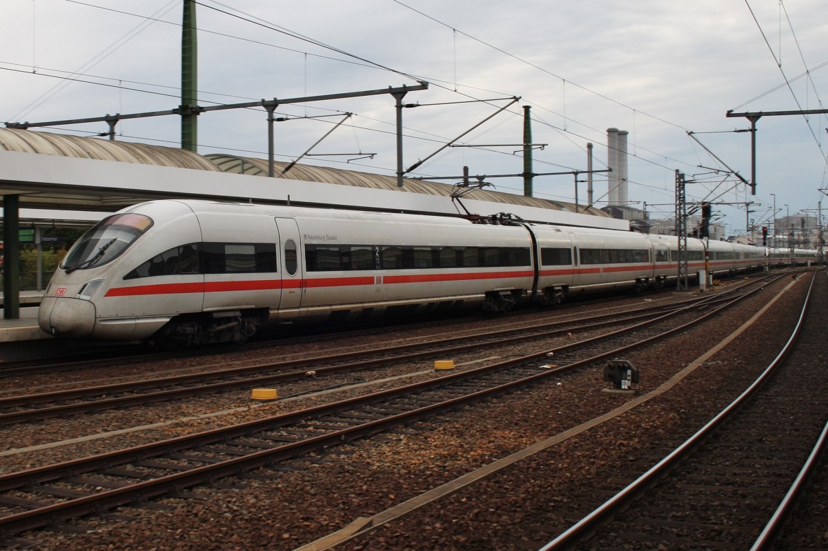 Hier 411 010-2  Naumburg(Saale)  als ICE651 von Bonn Hbf. nach Berlin Ostbahnhof mit 411 080-5  Darmstadt  als ICE641 von Köln/Bonn Flughafen, bei der Einfahrt am 28.6.2014 in Berlin Ostbahnhof. 