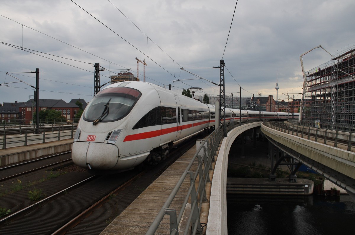 Hier 411 018-5  Plauen/Vogtland  als ICE1541 von Köln Hbf. nach Berlin Ostbahnhof, bei der Ausfahrt am 28.6.2014 aus Berlin Hbf.