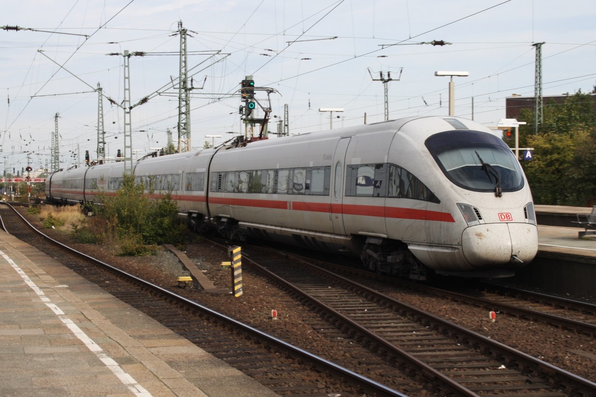 Hier 411 026-8  Leipzig  als ICE1713 von Hamburg-Altona nach Berlin Sdkreuz, bei der Ausfahrt am 4.10.2013 aus Hamburg-Altona. 