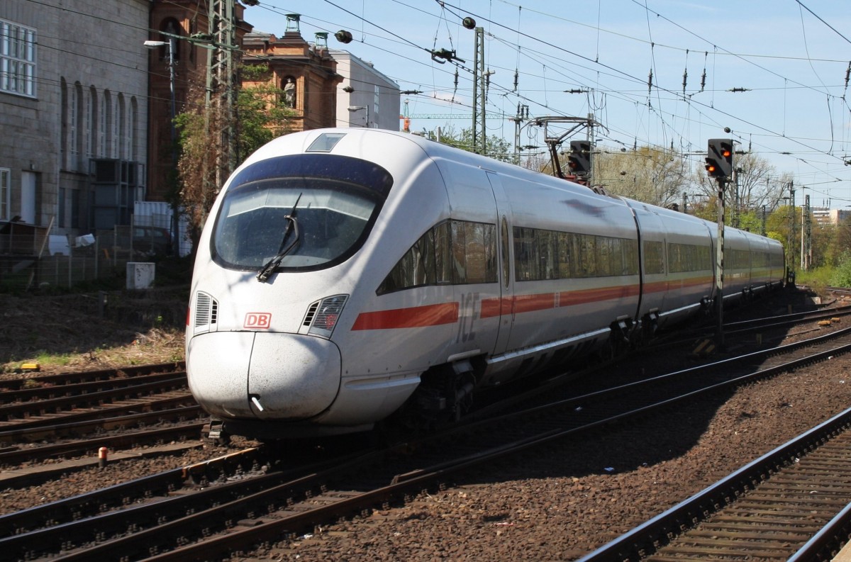 Hier 411 027-6  Weimar  als ICE1028 von Nürnberg Hbf. nach Hamburg-Altona, bei der Ausfahrt am 16.4.2014 aus Hamburg Hbf.