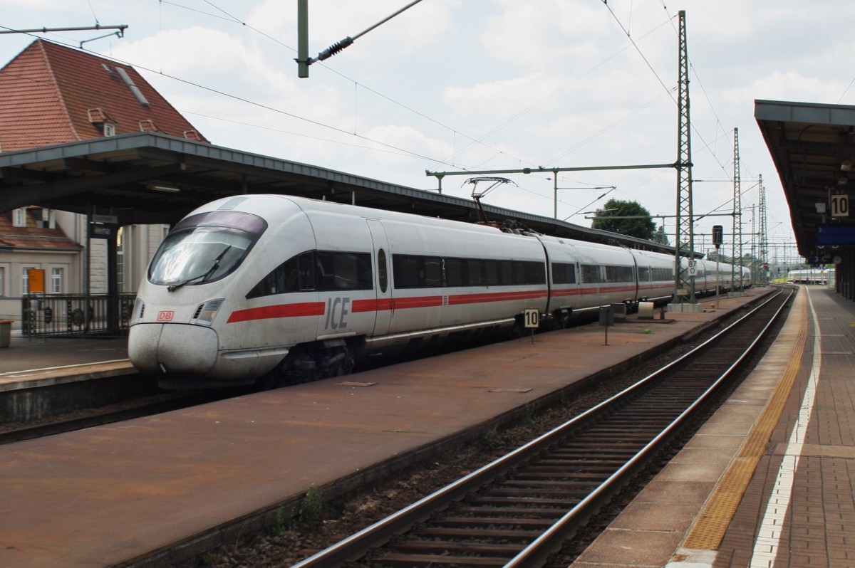 Hier 411 030-0  Jena  und 415 002-5  Karlsruhe  als ICE1559 von	Wiesbaden Hbf. nach Dresden Hbf., bei der Durchfahrt am 14.7.2013 durch Weimar, in Richtung Naumburg(Saale).