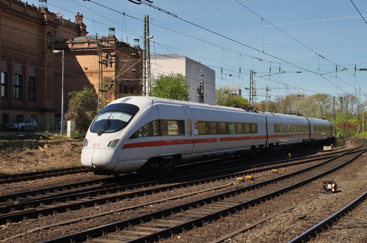 Hier 411 062-3  Vaihingen an der Enz  als ICE2900 als Erstazzug für ICE886 von München Hbf. nach Hamburg-Altona, bei der Ausfahrt am 16.4.2014 aus Hamburg Hbf.