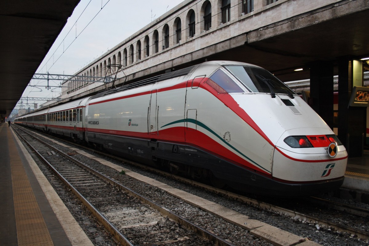 Hier 414 114-5 als ES9782 von Roma Termini nach Genova Piazza Principe, dieser Triebzug stand am 24.12.2014 in Roma Termini. 