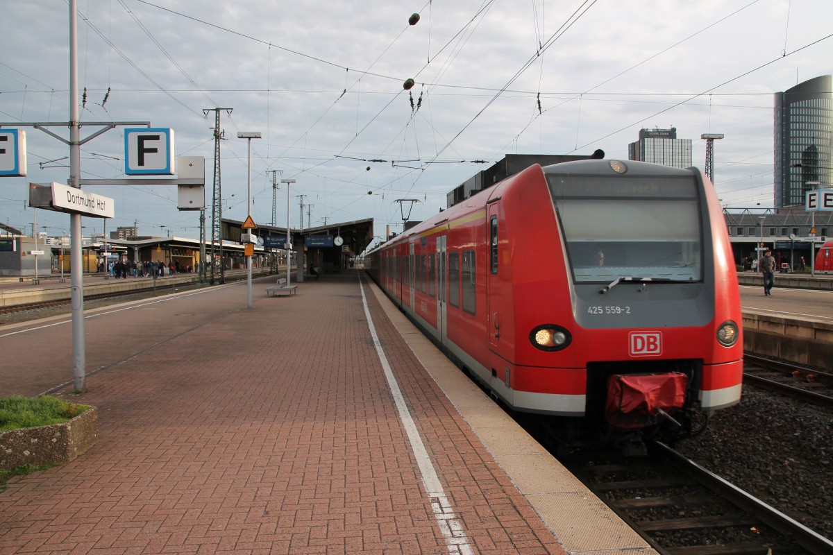 Hier 425 559 bei der Ausfahrt aus dem Dortmunder Hbf als RE 11 nach Mönchengladbach am 21.12.13