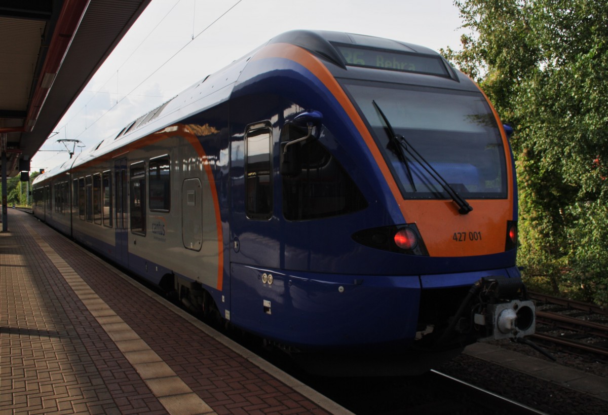 Hier 427 001 (427 135-9) als R6 (CAN24158) von Eisenach nach Bebra, dieser Triebzug stand am 20.8.2014 in Eisenach.