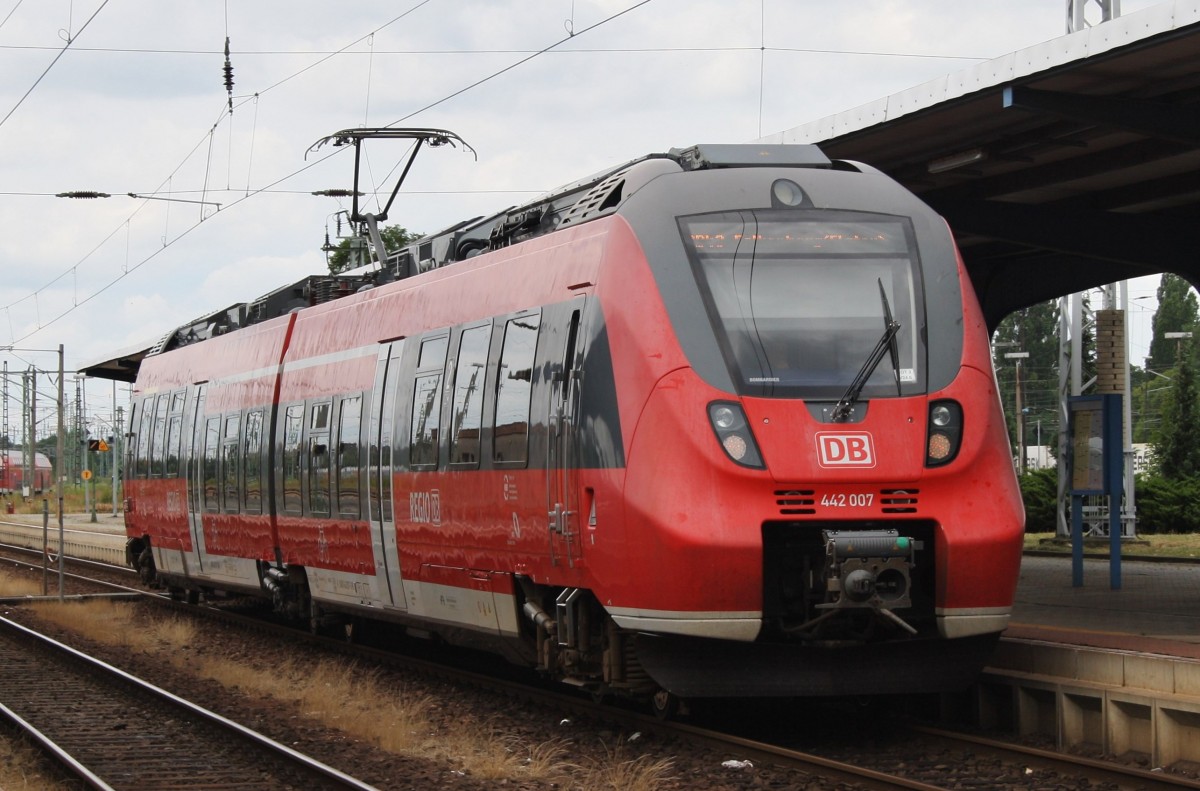 Hier 442 007-1 als RB43 (RB28890) von Cottbus nach Falkenberg(Elster), bei der Ausfahrt am 25.7.2015 aus Cottbus. 