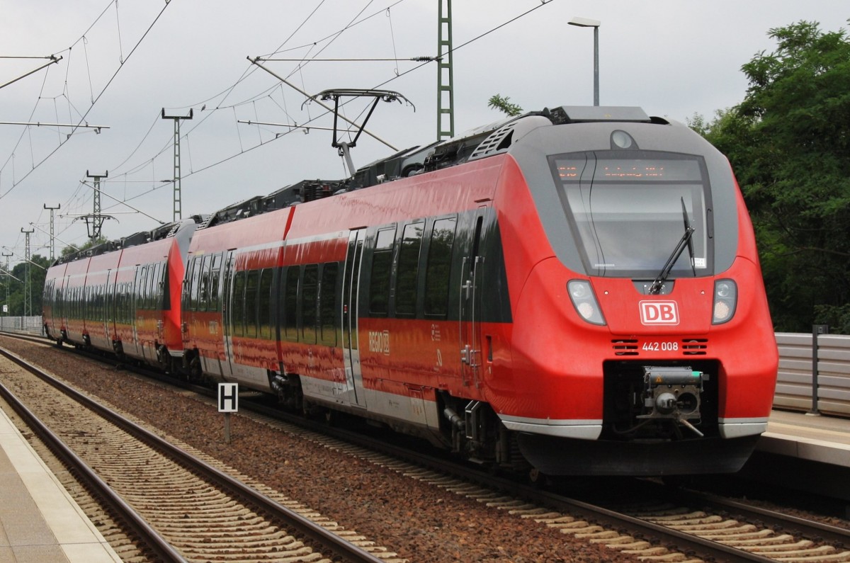 Hier 442 008-9 und 442 210-1 als RE10 (RE18456) von Cottbus nach Leipzig Hbf., bei der Ausfahrt am 12.7.2014 aus Falkenberg(Elster).