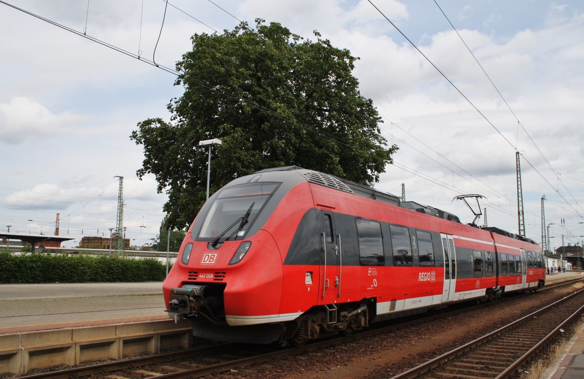 Hier 442 008-9 als Lz, auf Rangierfahrt am 25.7.2015 in Cottbus.