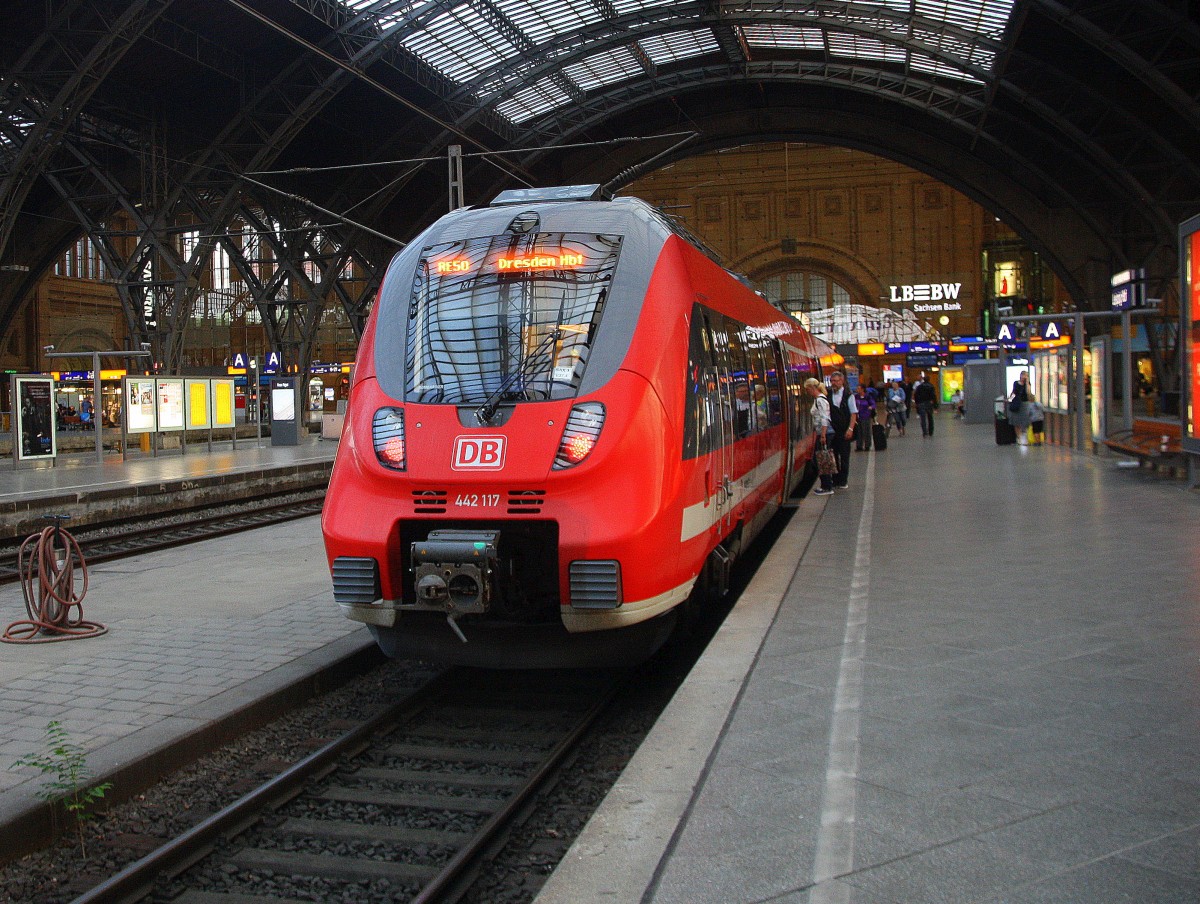 Hier 442 117 als RE50  Saxonia  (RE17069) von Leipzig Hbf. nach Dresden Hbf steht im Leipziger-Hbf.
Aufgenommen im Leipziger-Hbf in der Abendstimmung am Abend vom 15.7.2015.