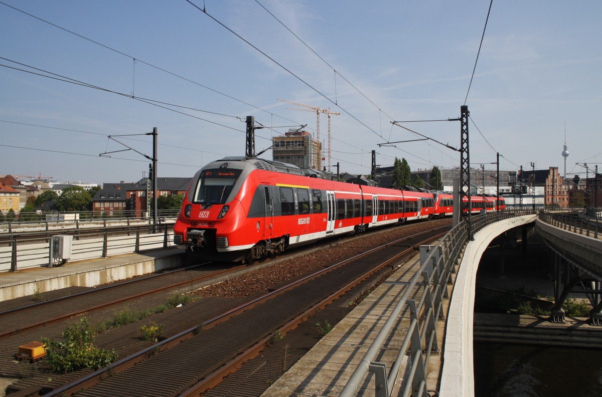 Hier 442 123-6 und 442 129-3 als RE7 (RE18717)  Airport-Express  von Wünsdorf-Waldstadt nach Dessau Hbf., bei der Einfahrt am 6.9.2014 in Berlin Hbf. 