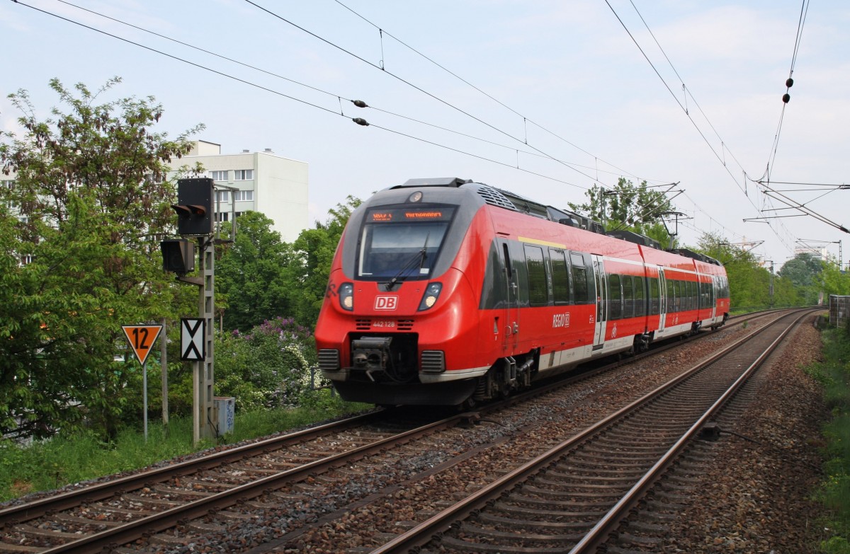 Hier 442 128-5 als RB23 (RB28860) von Potsdam Hbf. nach Michendorf, bei der Einfahrt am 1.5.2014 in Potsdam Charlottenhof. 