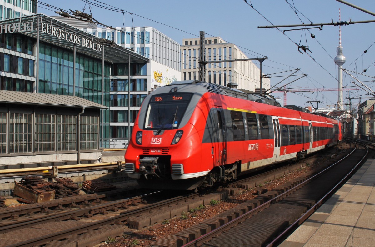 Hier 442 136-8 und 442 325-7 als RB14 (RB18918)  Airport-Express  von Berlin Schönefeld Flughafen nach Nauen, bei der Einfahrt am 1.4.2015 in Berlin Friedrichstraße. 